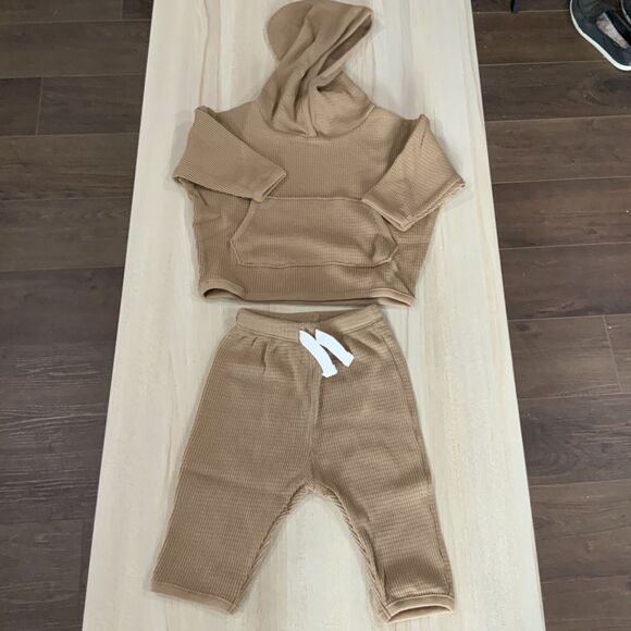 NWT!! 2 Piece Thermal Pant and Hoodie Set in Tan in Newborn By Little Co. - Picture 1 of 6